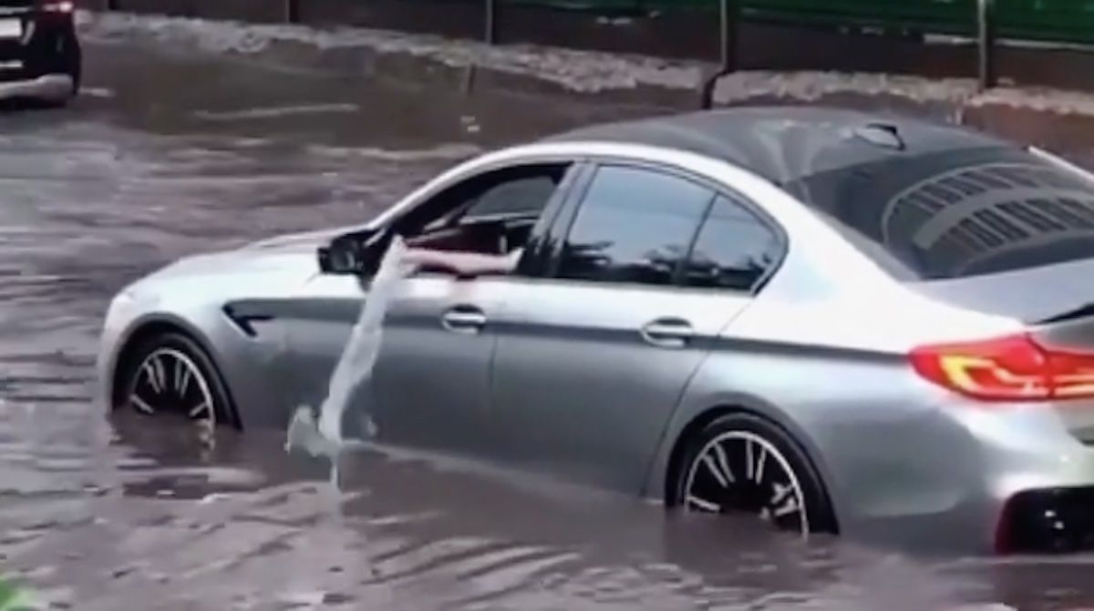 BMW M5 F90 powódź