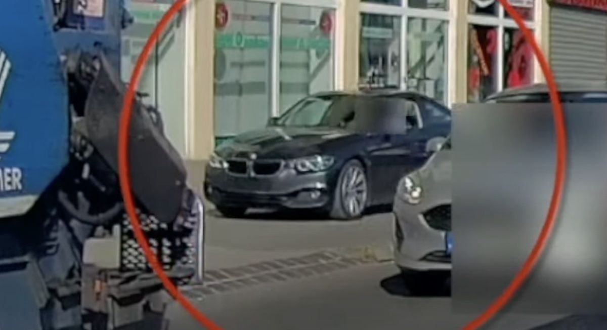 BMW serii 4 jazda po chodniku śmieciarka