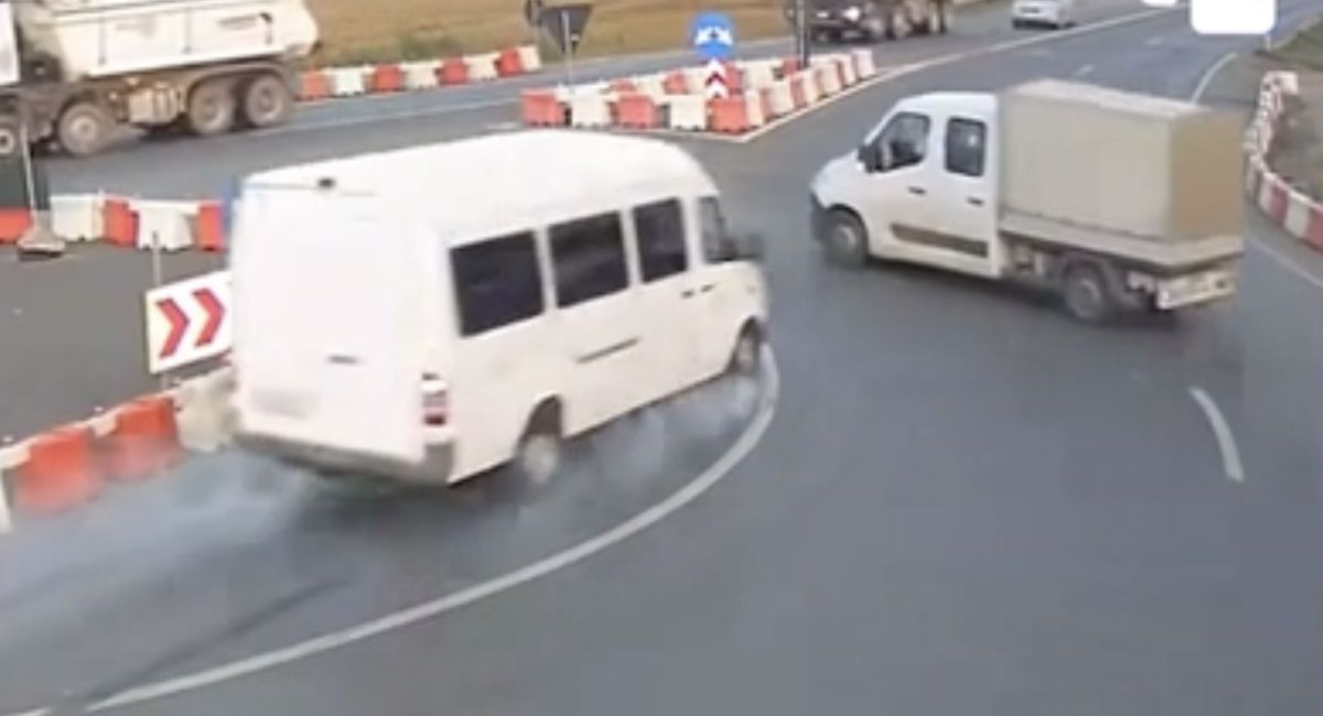Mercedes Sprinter rondo wypadek