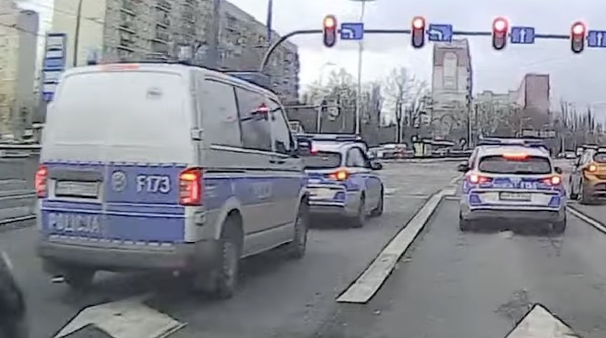 policja radiowóz skrzyżowanie