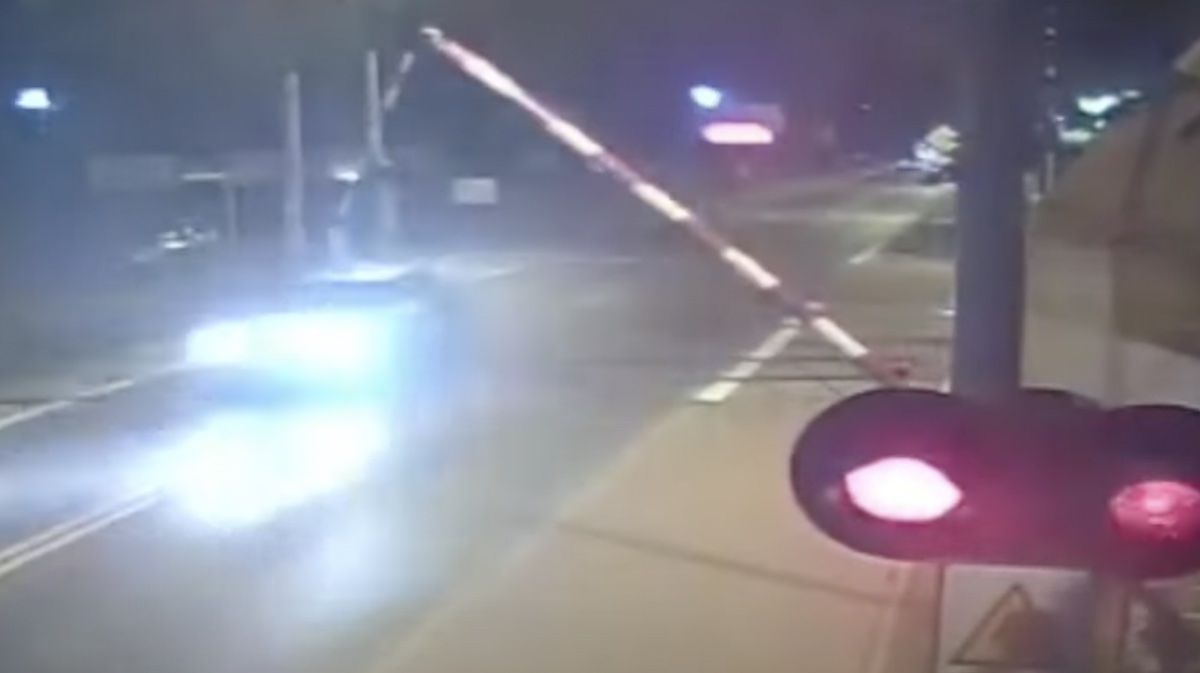 Honda Accord przejazd kolejowy ucieczka policja pościg