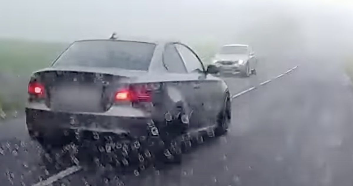 BMW Serii 1 Coupe wyprzedzanie mgła
