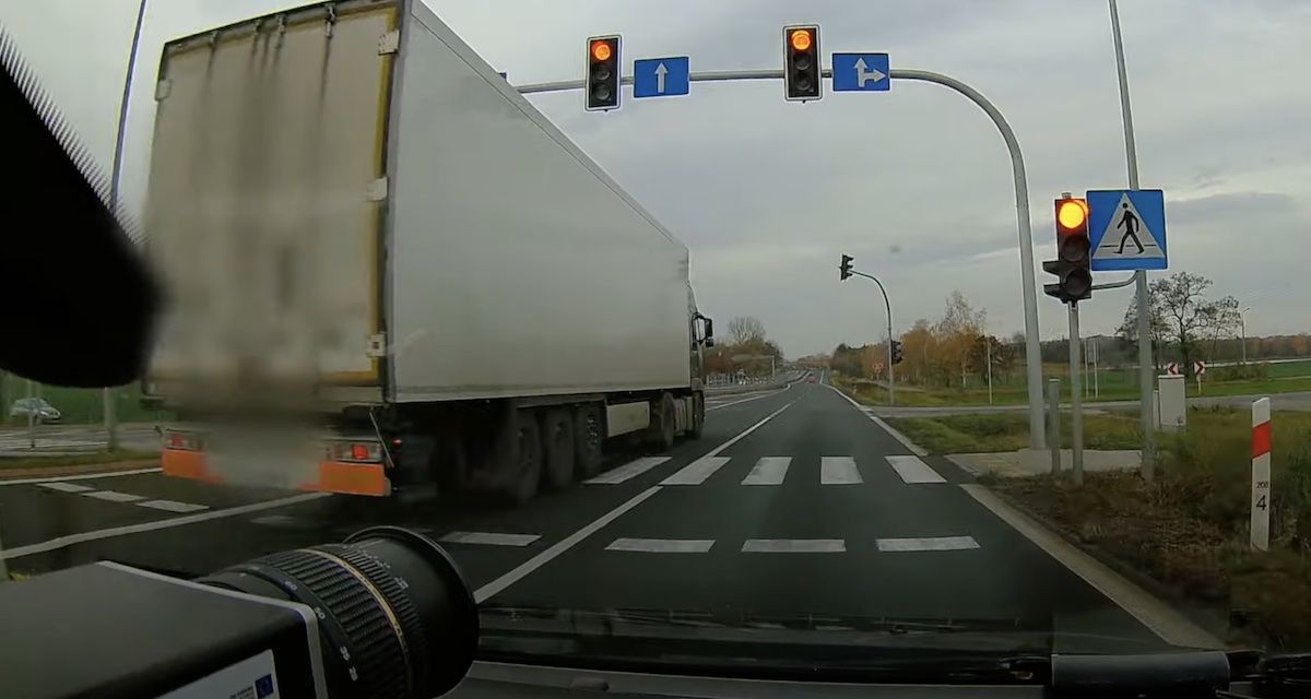 TIR ciężarówka czerwone światło
