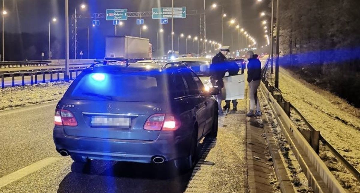 Mercedes policja jazda pod prąd