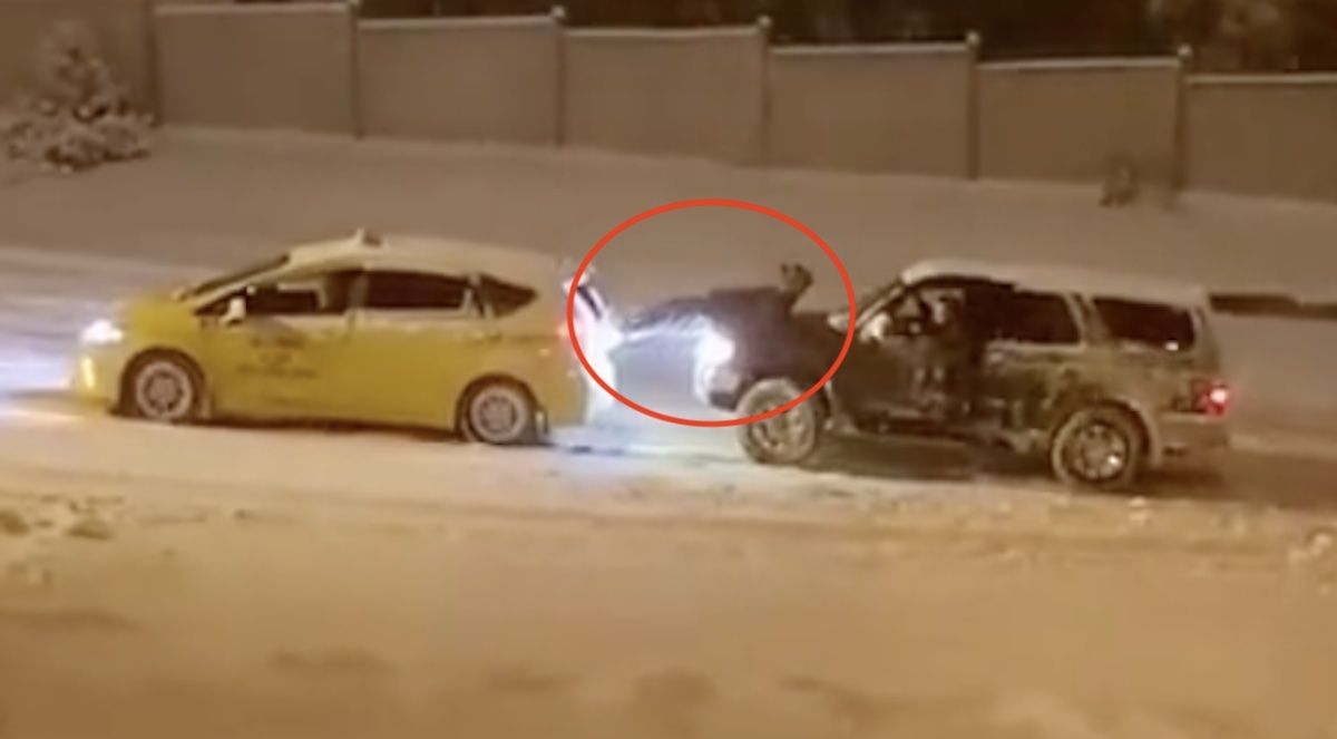 taksówka pchanie samochodu pod górę śnieg zima