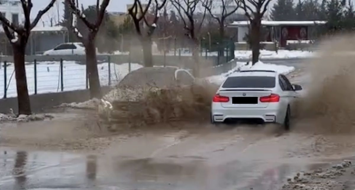 BMW Serii 3 Mercedes kałuża