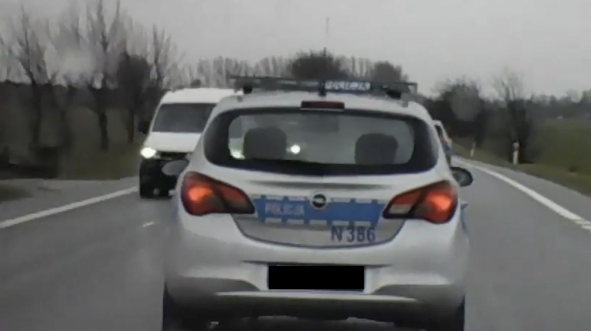Opel Corsa radiowóz policja