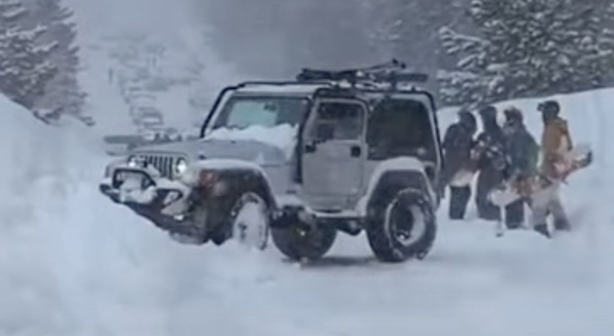 Jeep Wrangler zima śnieg