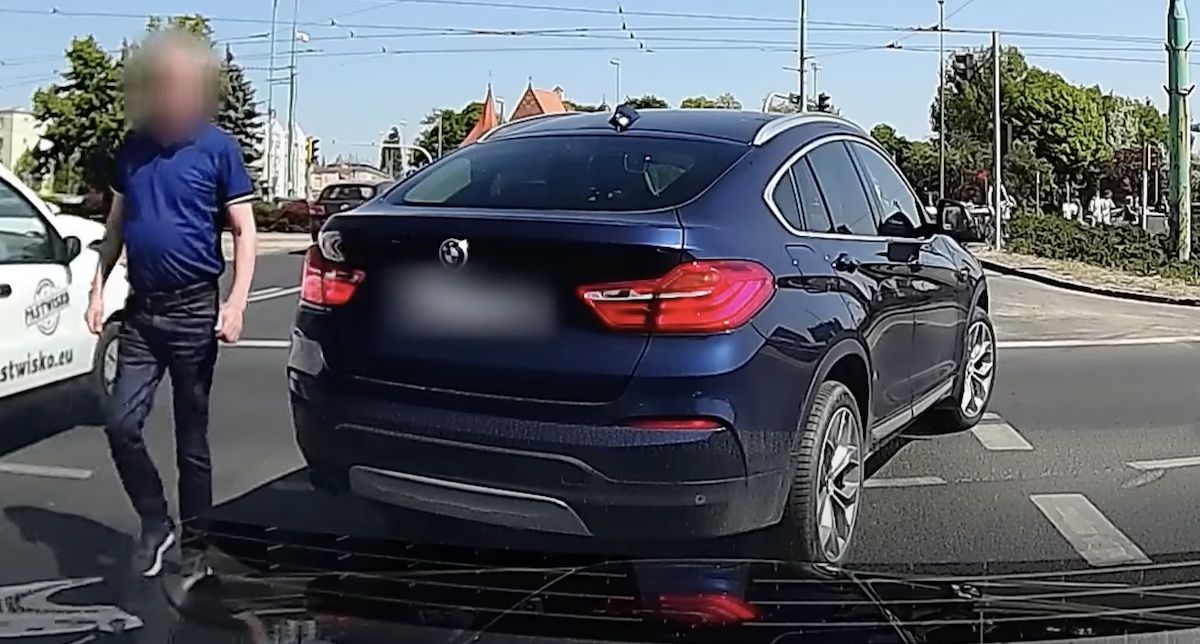 BMW X4 zajechanie drogi