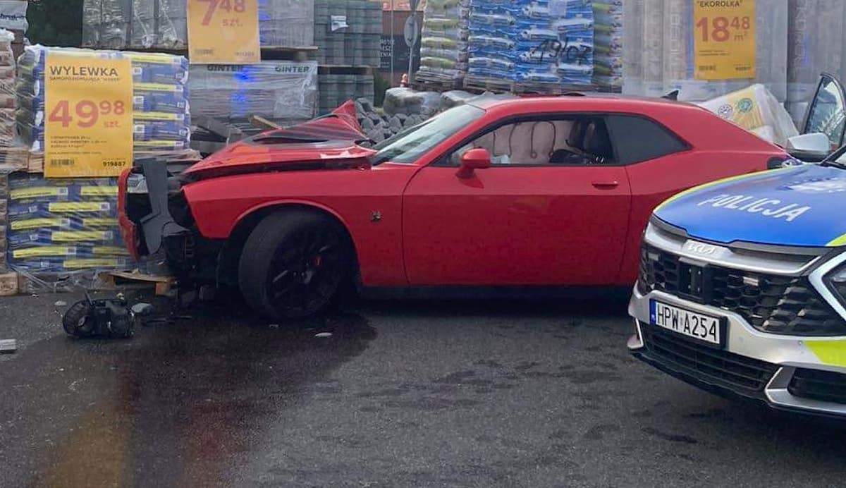 Dodge Challenger policja wypadek