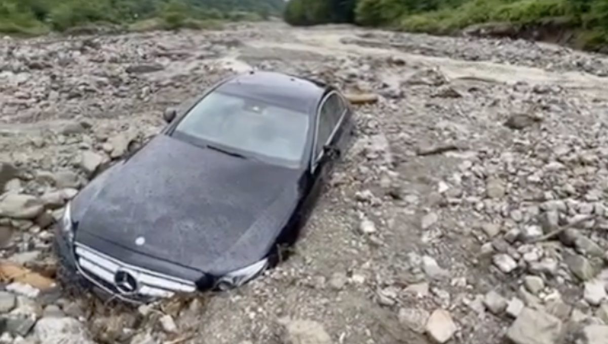 Mercedes Benz Klasy E rzeka powódź