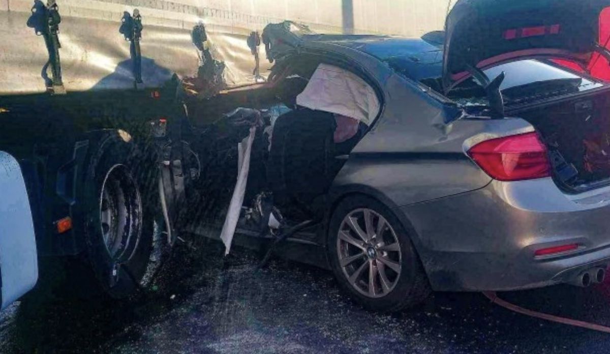 Policyjne BMW Serii 3 nieoznakowany radiowóz wypadek