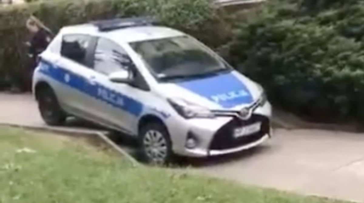 Toyota Yaris patrol na schodach