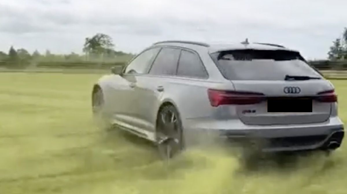 Audi RS6 C8 drift trawnik