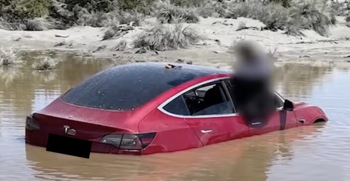 Tesla Model 3 pod wodą