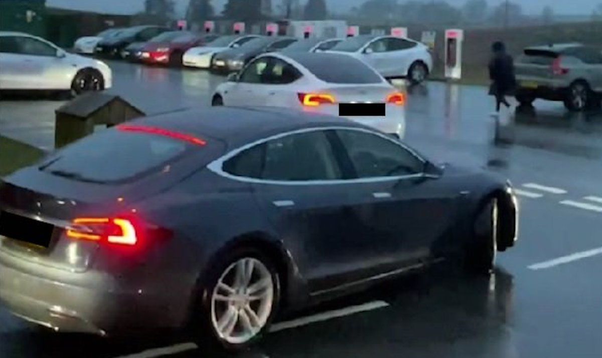Tesla Supercharger - tłok na stacji ładowania