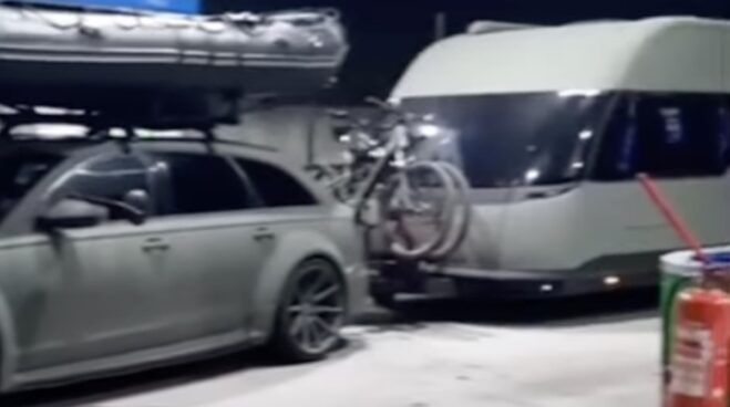 Audi RS6 z przyczepą i bagażnikiem dachowym