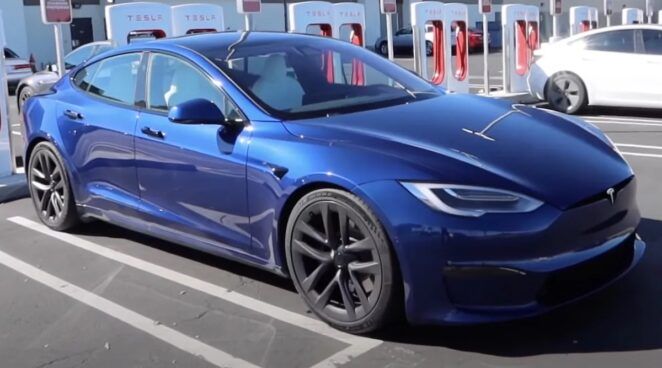 Tesla Model S - niebieska, na ładowarce SuperCharger