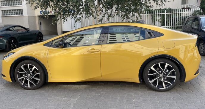Toyota Prius PHEV - kolor żółty (2023)