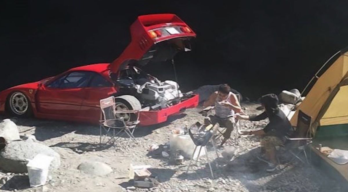 Ferrari F40 camping