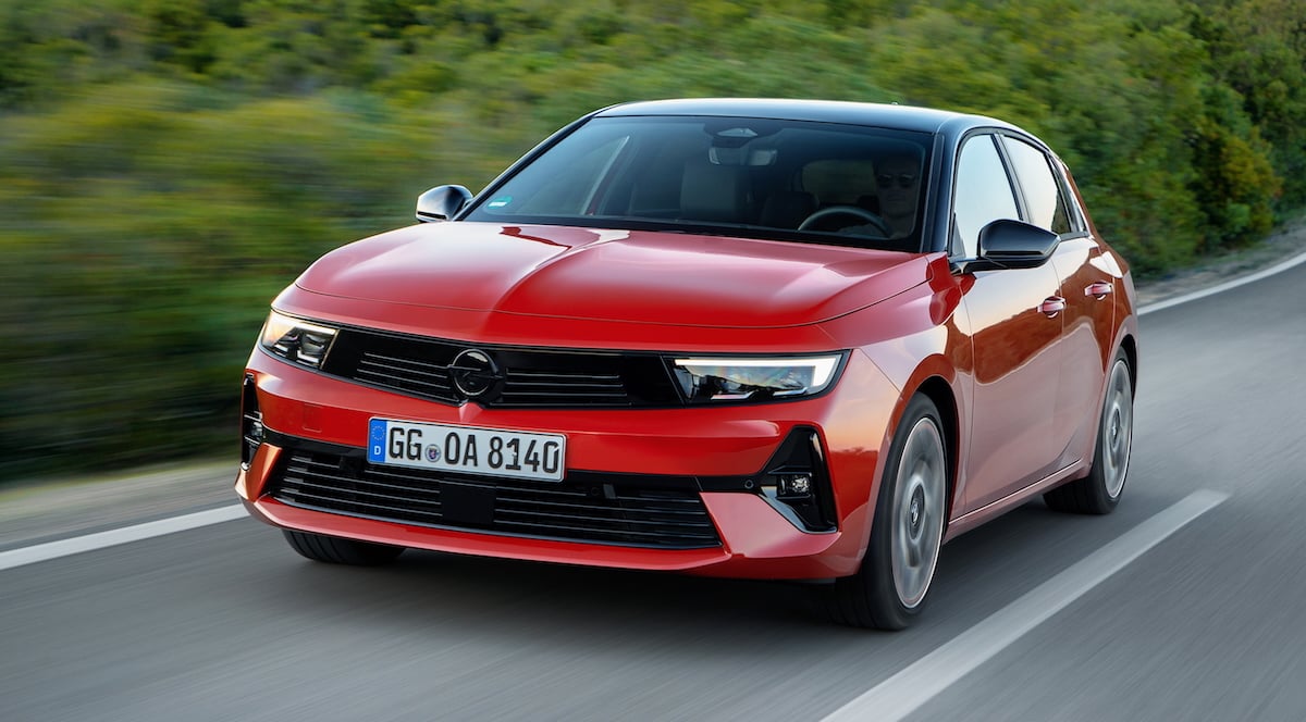 Opel Astra - czerwona, przód (2025)