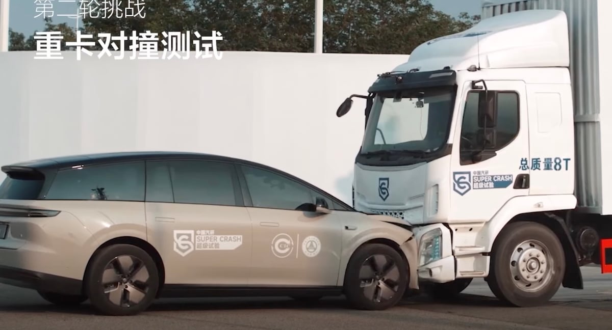 Li Auto i8 - crash test z ciężarówką, fot. Youtube